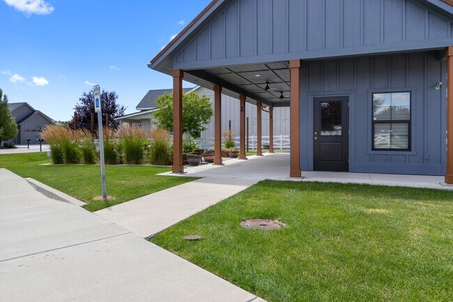 Building Photo - 207 W Wrangler St