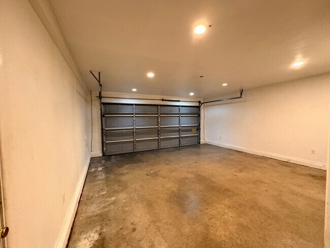 Building Photo - 4 Bed, 2 Bath in Bloomington!