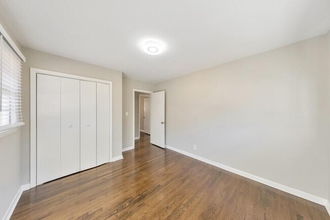 Building Photo - 909 Rosedale Dr