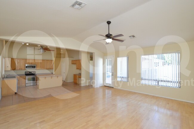 Building Photo - 727 S Peppertree Dr