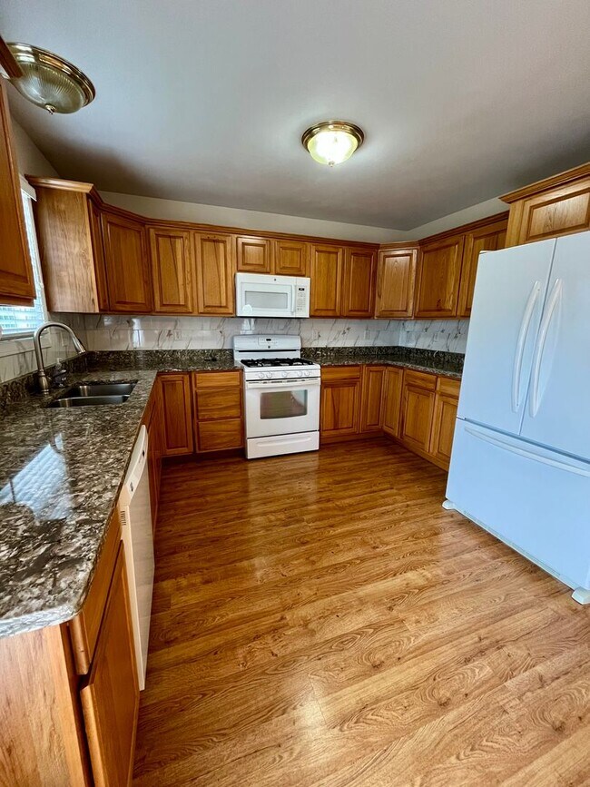 Building Photo - Duplex | 2 Bed | 2 Bath