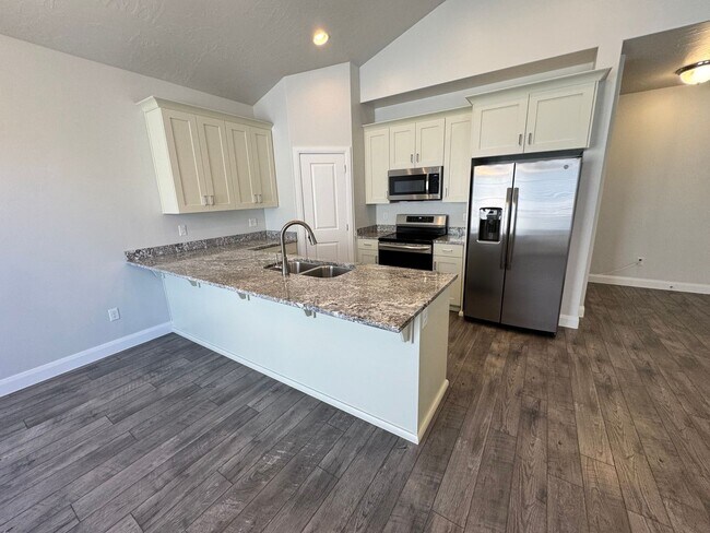Building Photo - Pet Friendly!! Fresh and Clean!!  Ready to go!