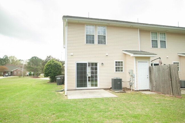 Building Photo - 90 Anna St