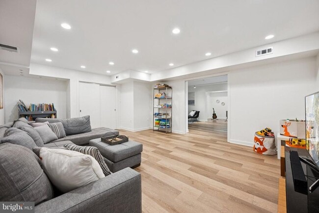 Building Photo - 6 Spring Hill Ct