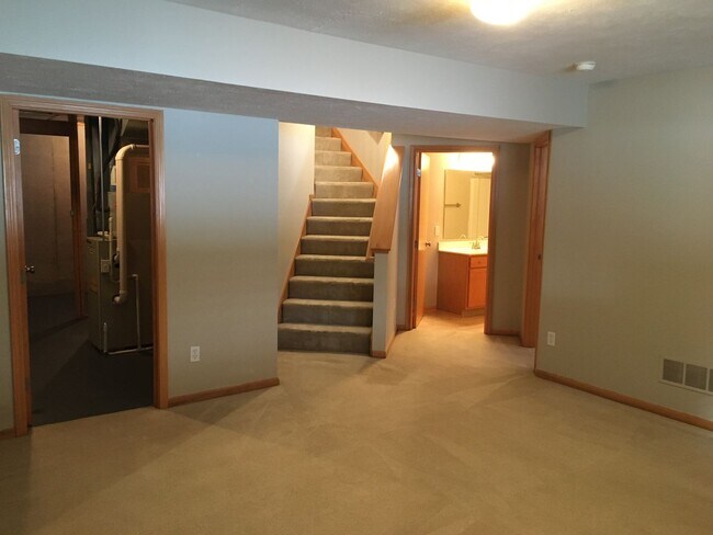 Building Photo - Adorable 2 bed 2 bath in Forest Hills Dist...
