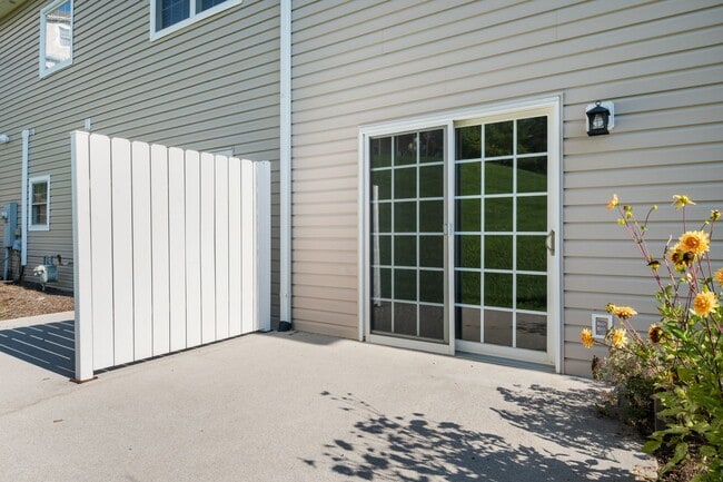 Building Photo - Gorgeous 3 Bedroom, 2.5 Bath End-Unit Town...