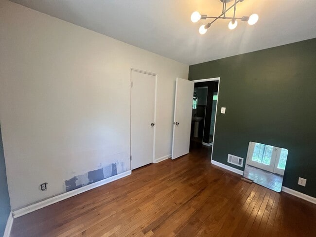 Building Photo - Spacious 3 bedroom 1.5 bathroom House
