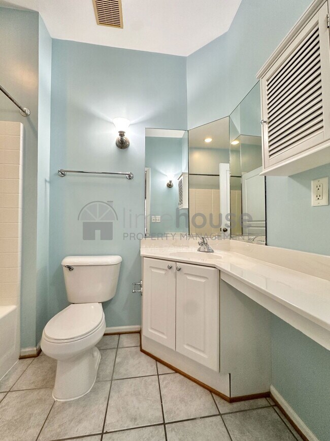 Building Photo - 5872 Ludington Dr