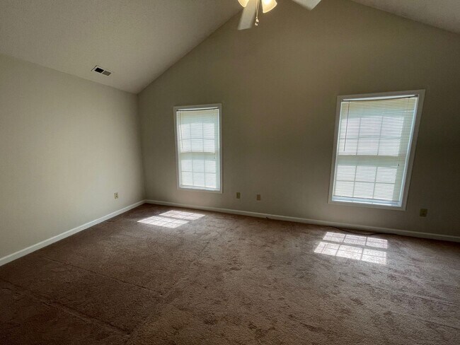 Building Photo - Great Location!  Townhouse with a Garage