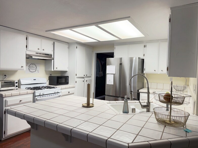 Building Photo - 7653 Phelan Rd