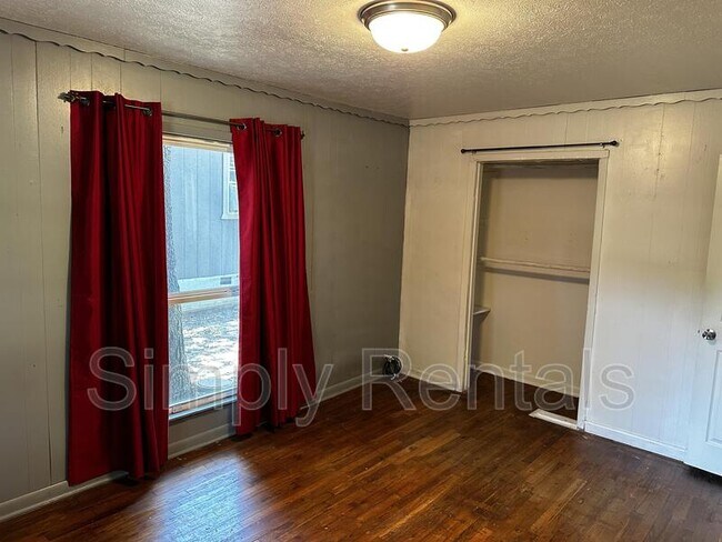 Building Photo - Kingston Rd 906