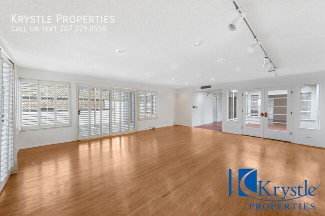 Building Photo - Stunning upper-level apartment located in ...