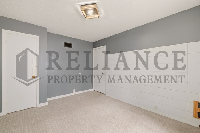 Building Photo - 1458 N Old Manor Rd