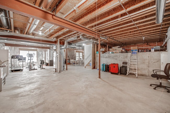 Building Photo - 1344 Essex Dr