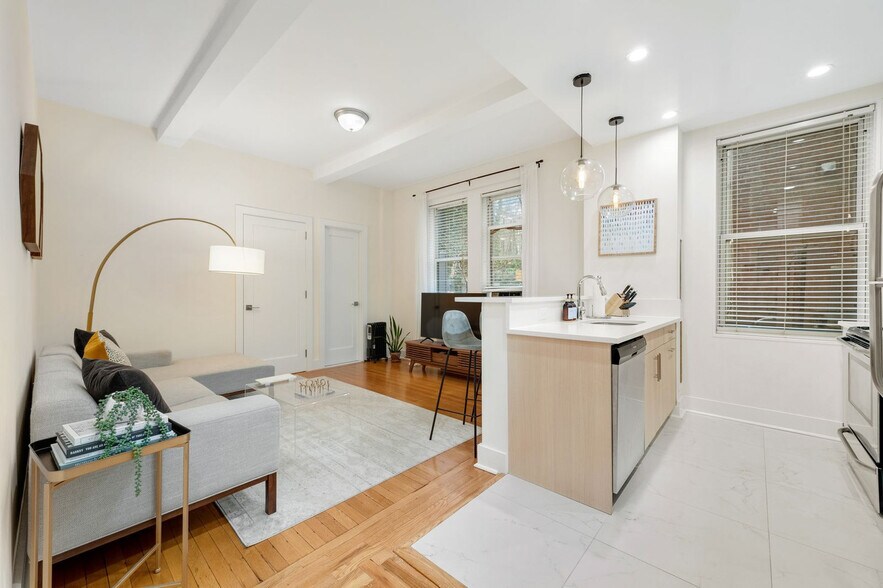 Building Photo - 151 E 80th St