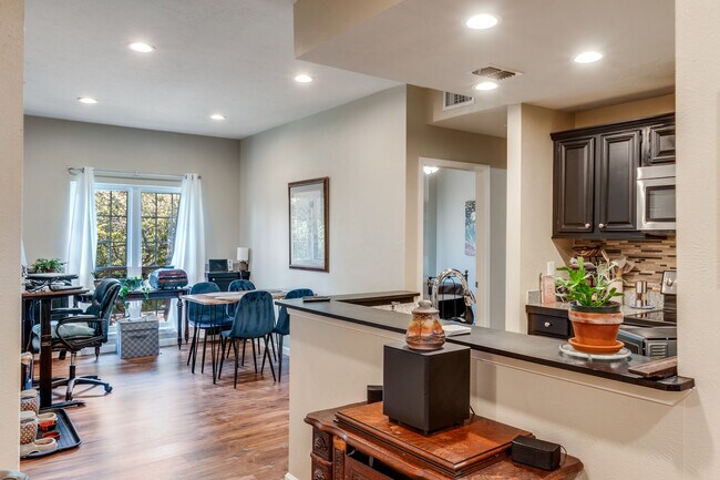 Building Photo - 8601 Park Ln