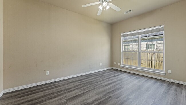 Building Photo - "Beautiful 3-Bedroom Haven with Fireplace ...
