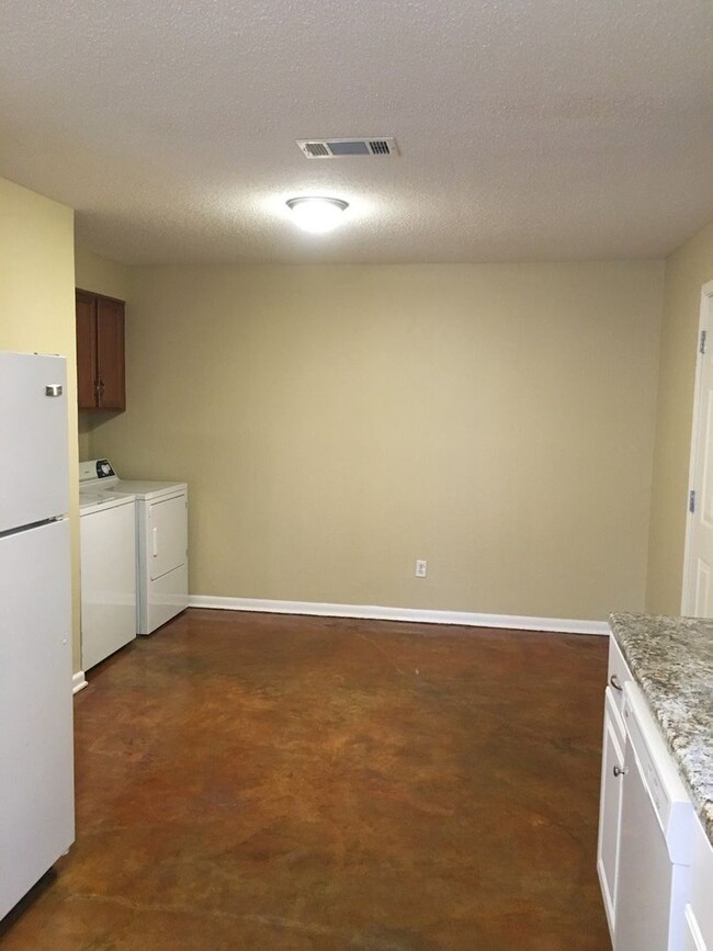 Building Photo - 2/1 with washer dryer