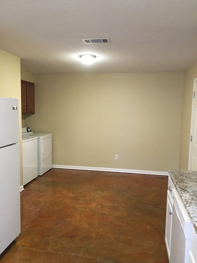 Building Photo - Hickory Hill 2/1