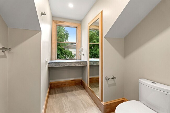 Building Photo - 6 Howland St