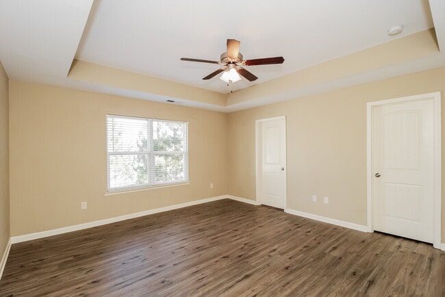 Building Photo - 141 Crescent Woode Way