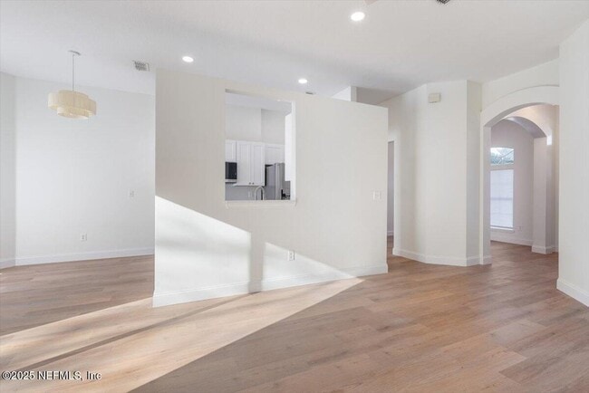 Building Photo - 12184 Mantle Dr