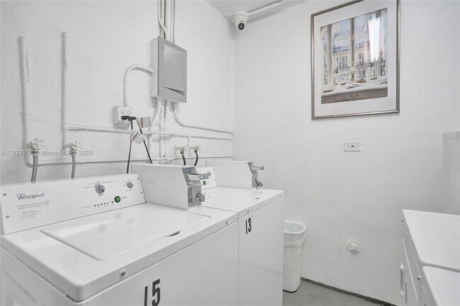 Building Photo - 330 SE 2nd St