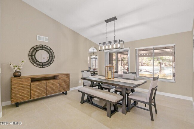 Building Photo - 2735 N Diego Cir