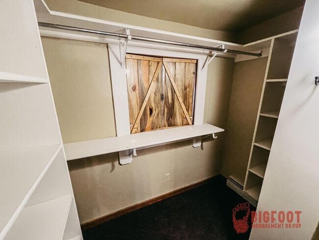 Building Photo - 4015 Green Meadow Dr