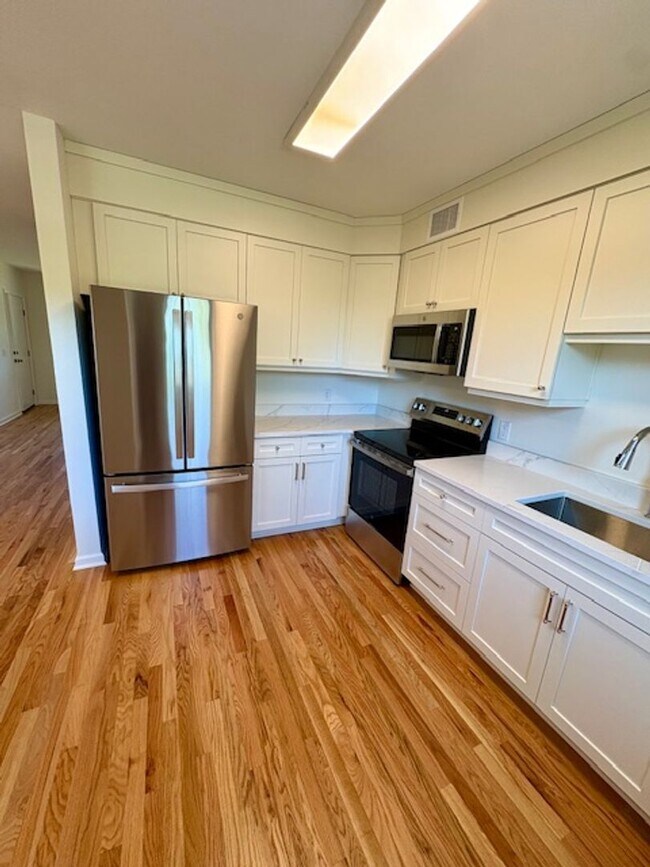 Building Photo - Newly Renovated Three Bedrooms Condo in South Windermere