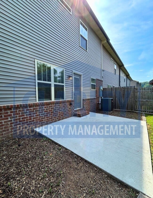 Building Photo - Modern, Upscale Townhouse w/ attached Garage!