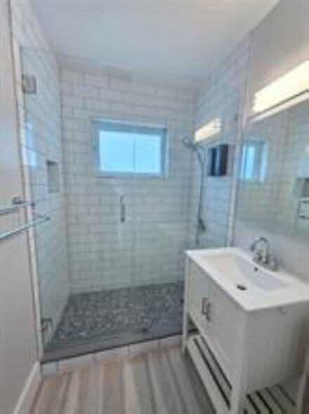 Building Photo - 250 NE 42nd Ct