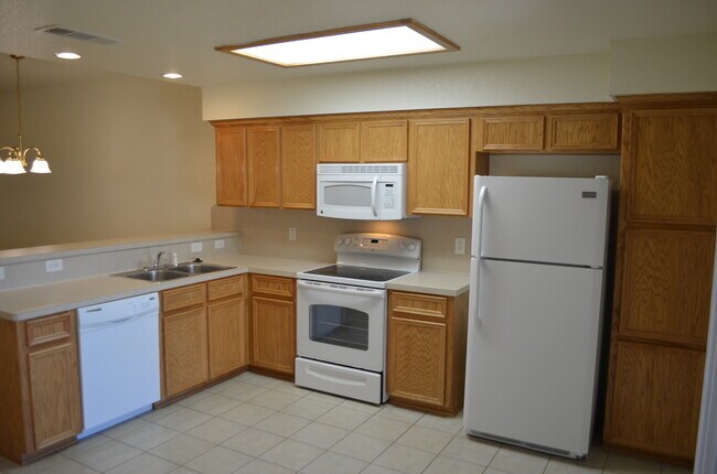 Building Photo - 910 Rebecca Ln