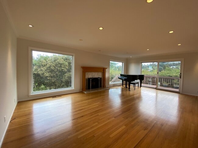 Building Photo - 845 Viewridge Dr