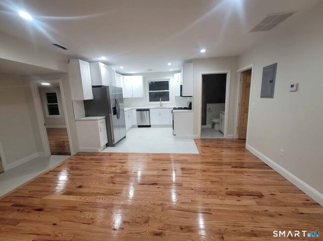 Building Photo - 564 Fairfield Ave