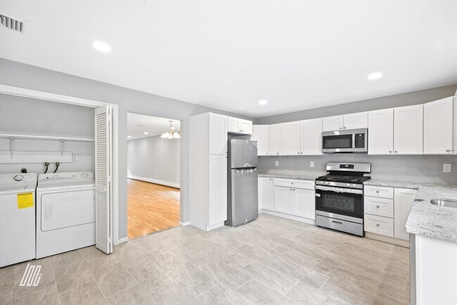 Building Photo - 213 5th St