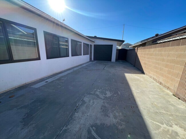 Building Photo - 3 Bedroom 2 Bathroom Home in Huntington Beach with Air Conditioning