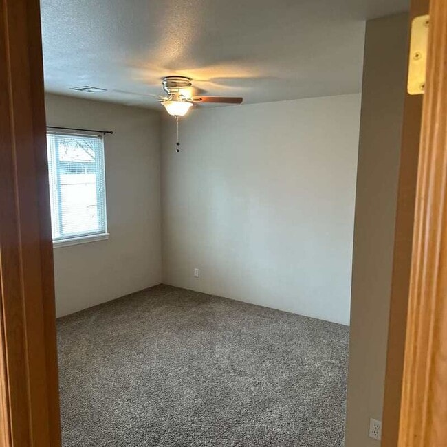 Building Photo - 228 SW Westholm Ave