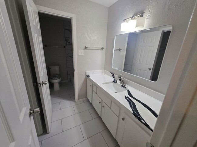 Building Photo - 3221 Dreeben Dr