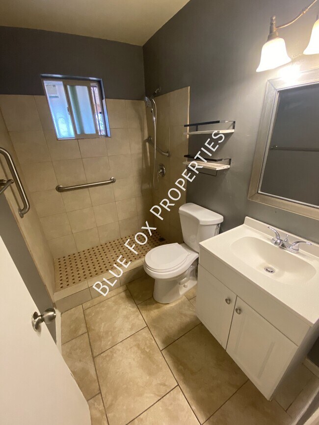 Building Photo - 3807 E Dover Stravenue