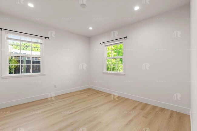 Building Photo - LARGE 3+2 HOUSE ON QUIET STREET ~ GORGEOUS...