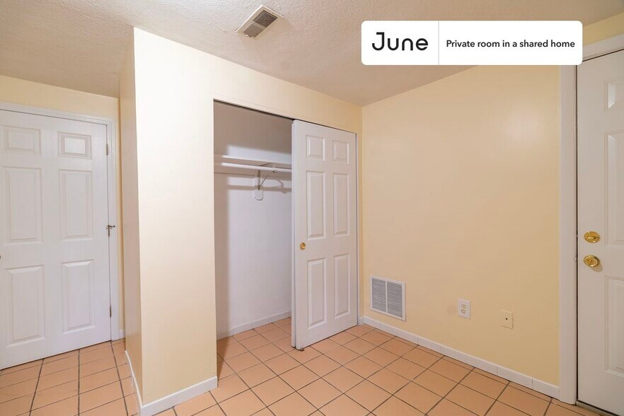 Building Photo - Room in Shared 3 bed/2 bath home