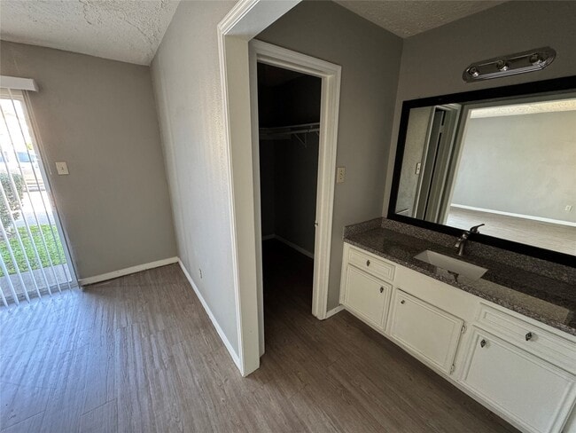 Building Photo - 13611 Ravensway Dr