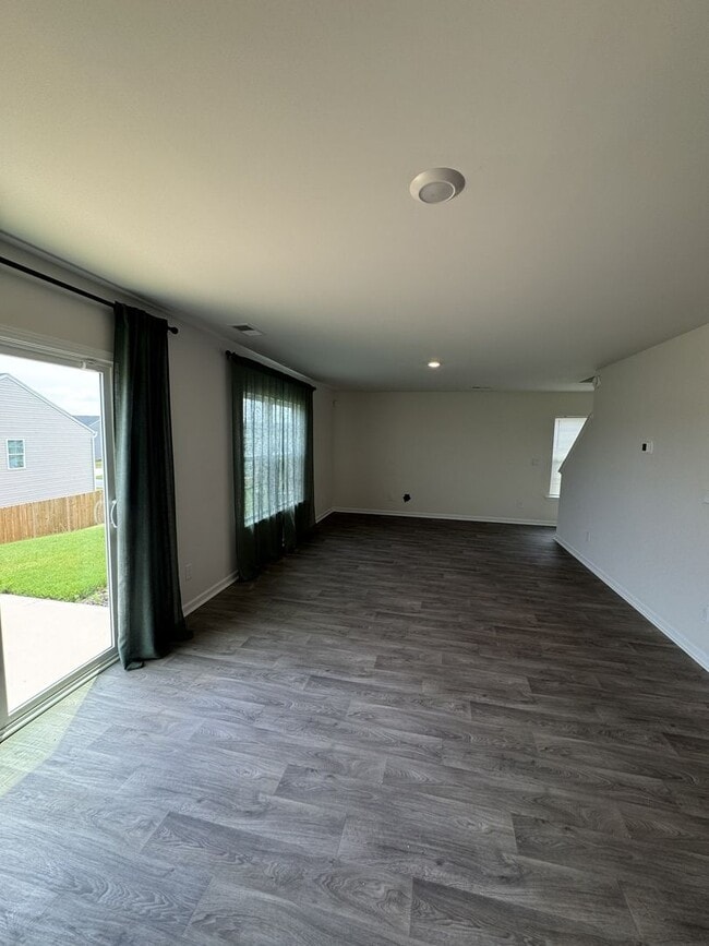 Building Photo - ***** $200 OFF FIRST MONTH RENT *****