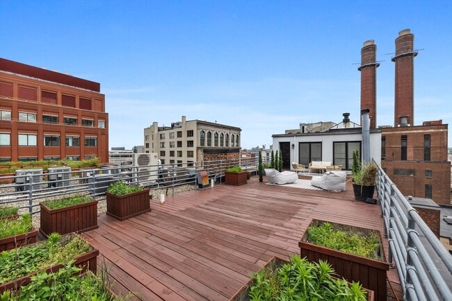 Building Photo - 121-123-123 Beach St