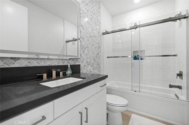 Building Photo - 70 Ray