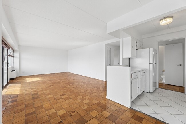 Building Photo - 1600 Center Ave