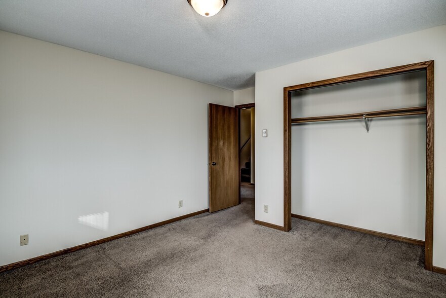 Building Photo - 632 Saxonwood Rd