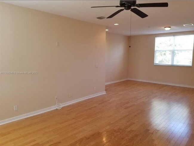 Building Photo - LARGE 3-bed, 3-bath townhome with 2-car ga...