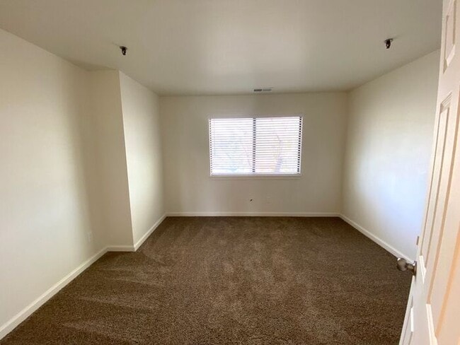 Building Photo - 2 Bedroom Townhouse - Garage/Washer-Dryer ...
